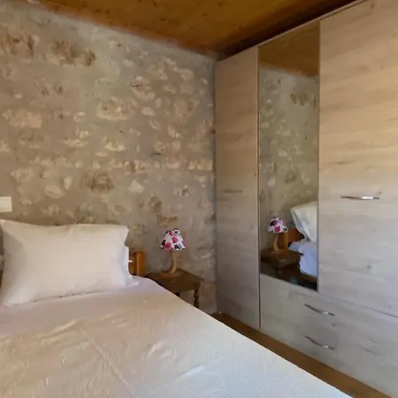 Soldatos Stone House דירה